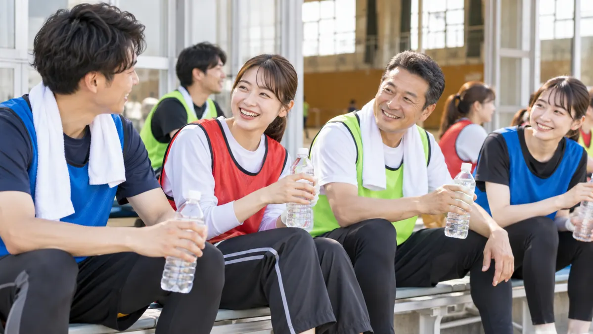 運動会の休憩時間に交流する社員のイメージ